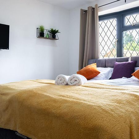7 Guests - 4 Bedroom - Free Wi-Fi - Kettering Exteriör bild
