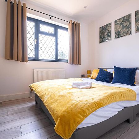 7 Guests - 4 Bedroom - Free Wi-Fi - Kettering Exteriör bild