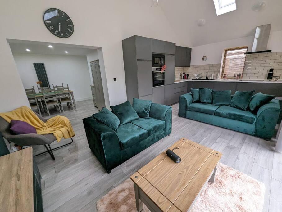 7 Guests - 4 Bedroom - Free Wi-Fi - Kettering Exteriör bild