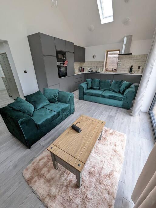 7 Guests - 4 Bedroom - Free Wi-Fi - Kettering Exteriör bild