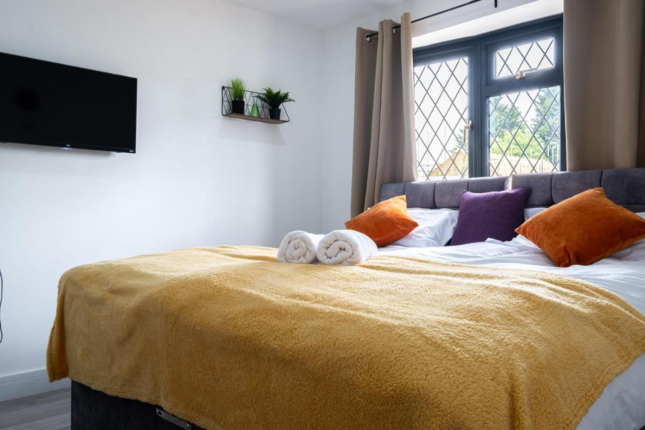 7 Guests - 4 Bedroom - Free Wi-Fi - Kettering Exteriör bild