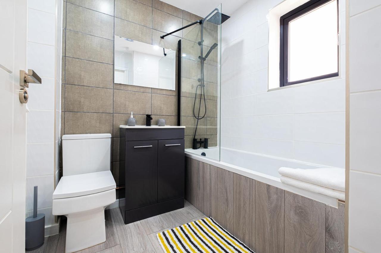 7 Guests - 4 Bedroom - Free Wi-Fi - Kettering Exteriör bild