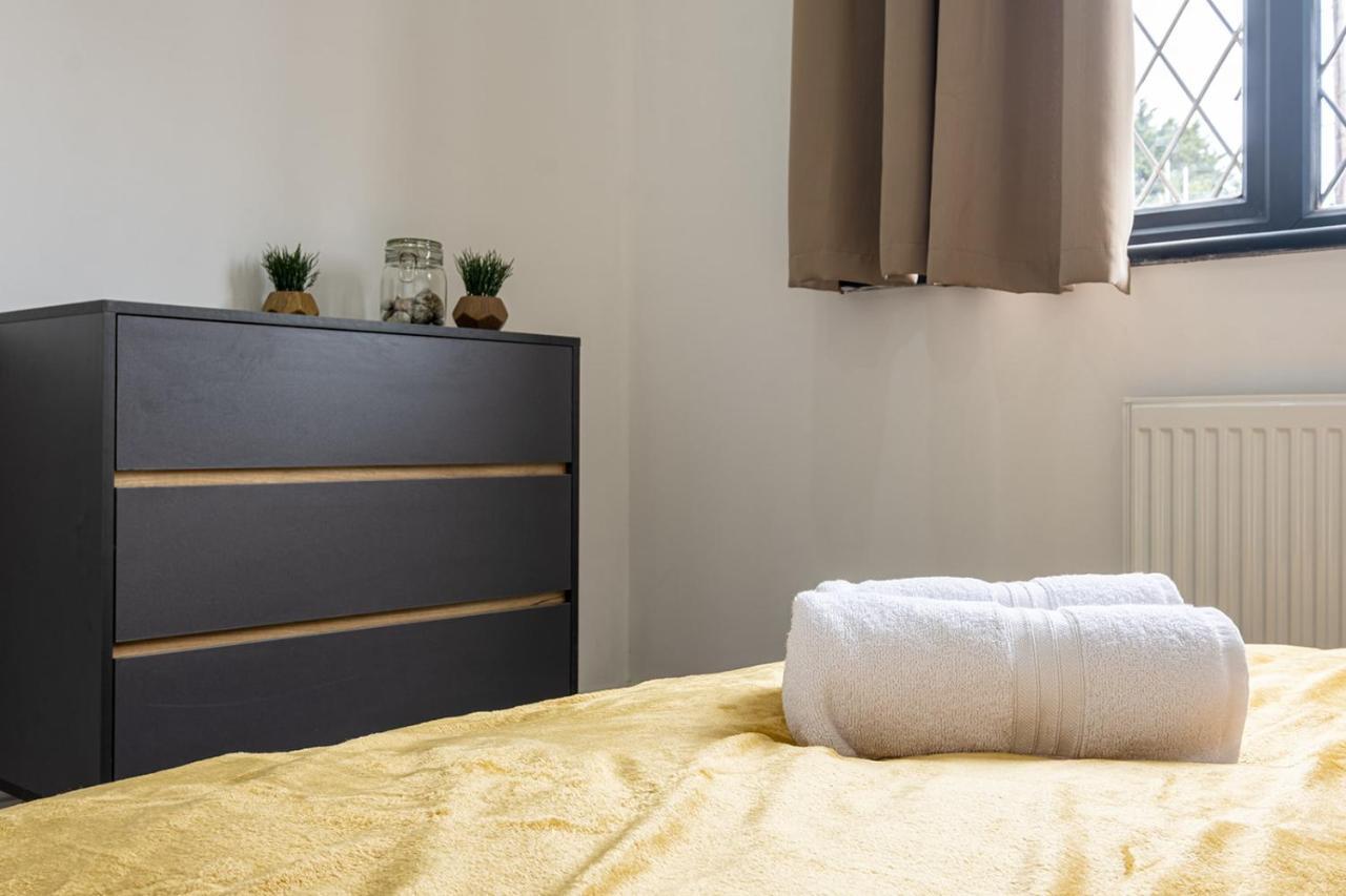 7 Guests - 4 Bedroom - Free Wi-Fi - Kettering Exteriör bild