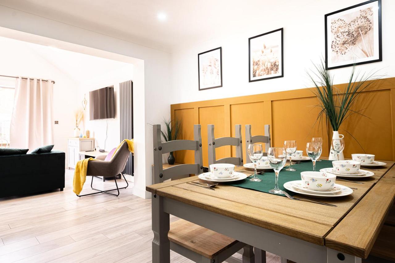 7 Guests - 4 Bedroom - Free Wi-Fi - Kettering Exteriör bild