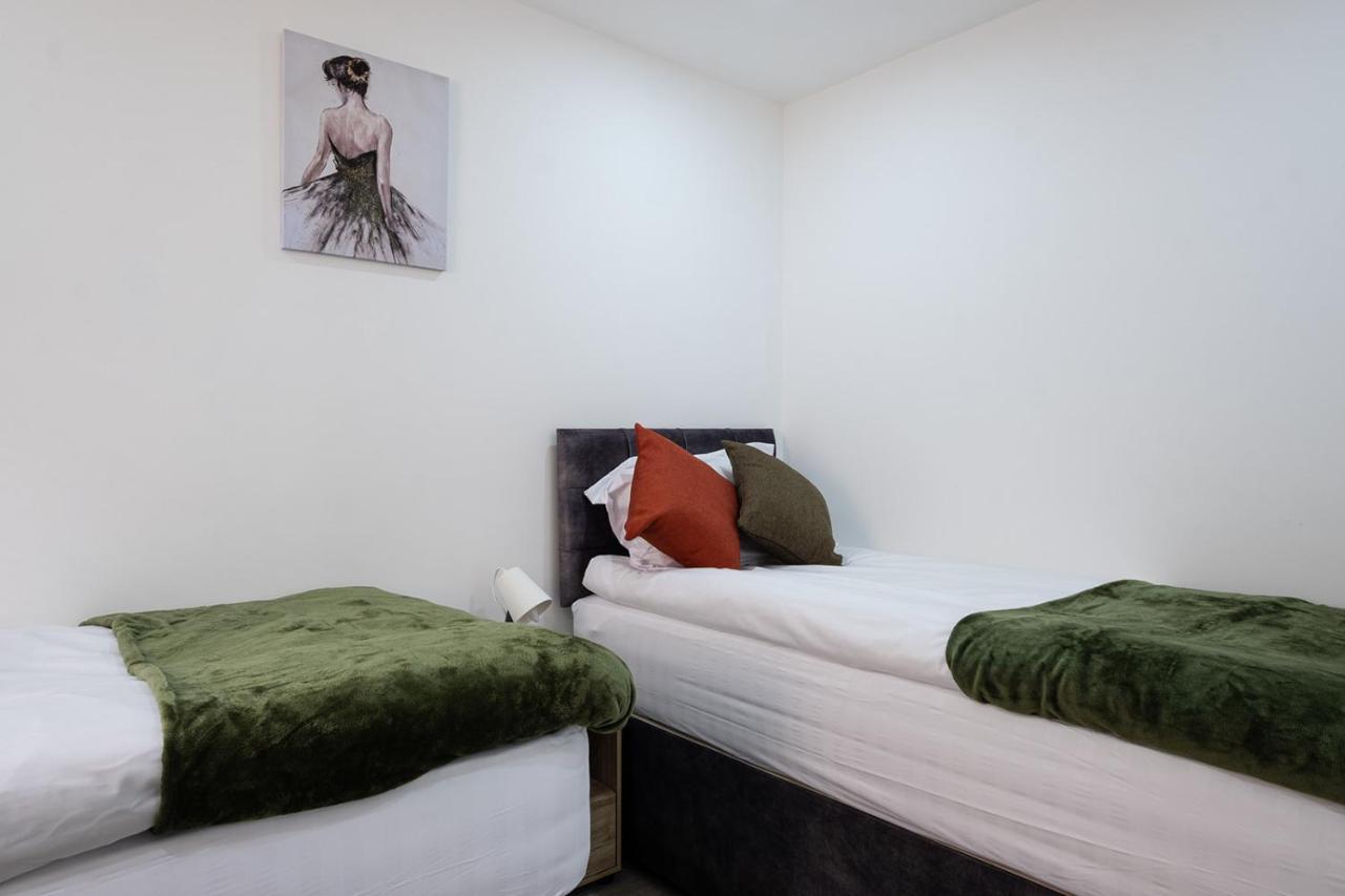 7 Guests - 4 Bedroom - Free Wi-Fi - Kettering Exteriör bild