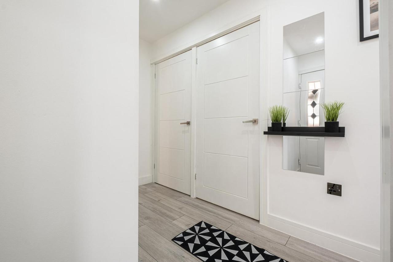 7 Guests - 4 Bedroom - Free Wi-Fi - Kettering Exteriör bild