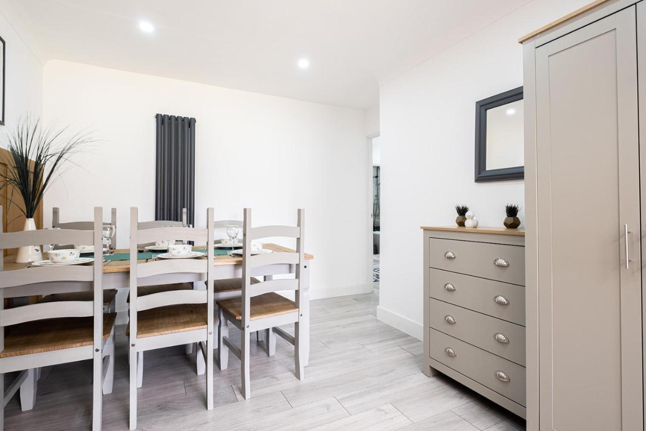 7 Guests - 4 Bedroom - Free Wi-Fi - Kettering Exteriör bild