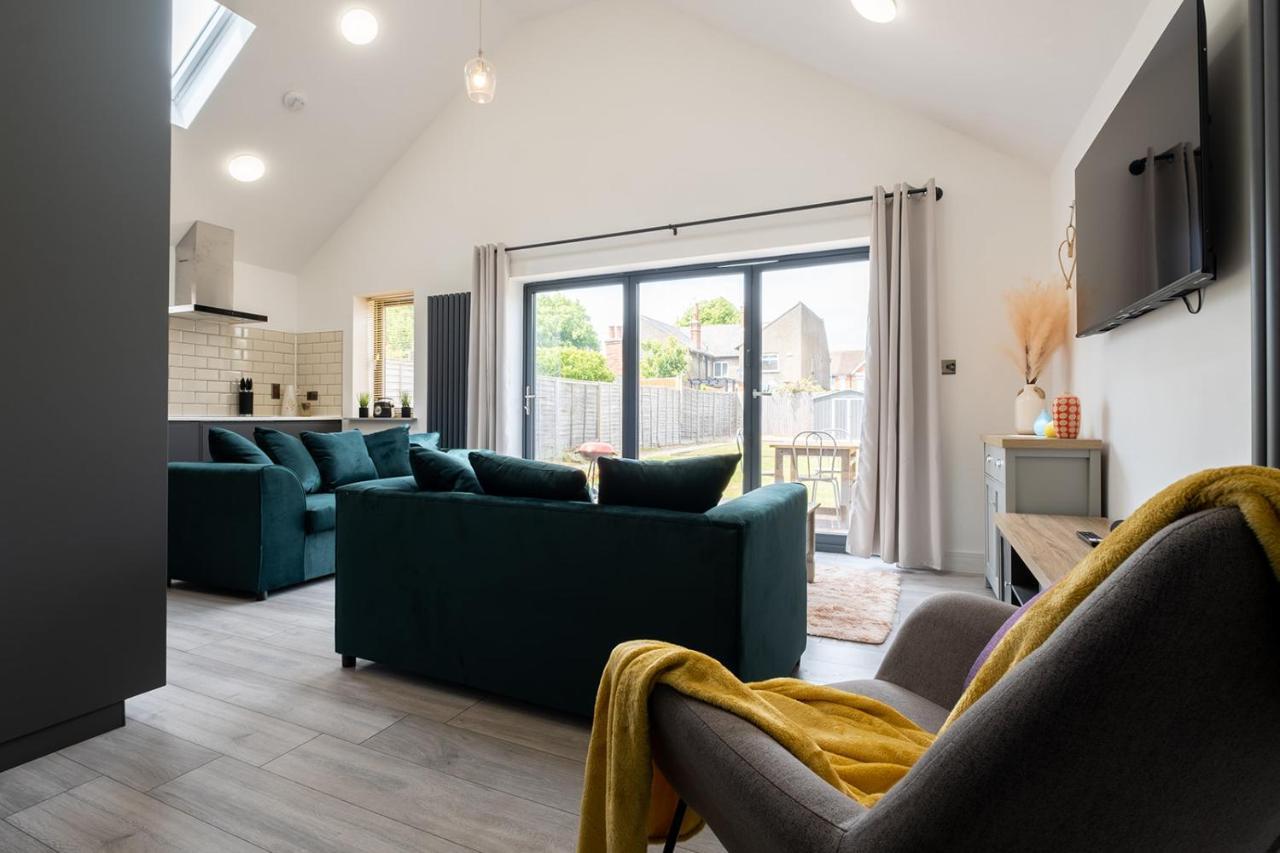 7 Guests - 4 Bedroom - Free Wi-Fi - Kettering Exteriör bild