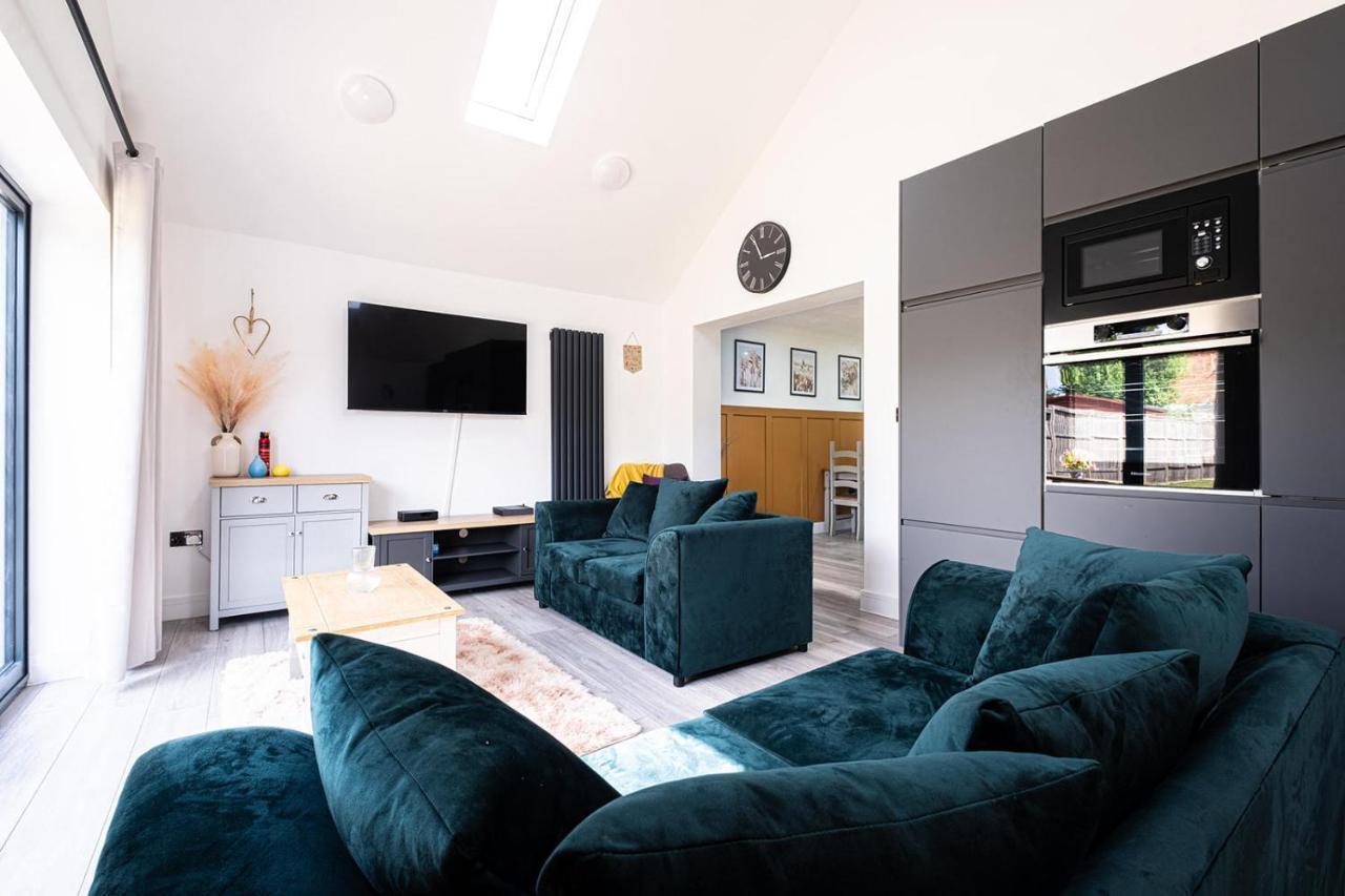 7 Guests - 4 Bedroom - Free Wi-Fi - Kettering Exteriör bild