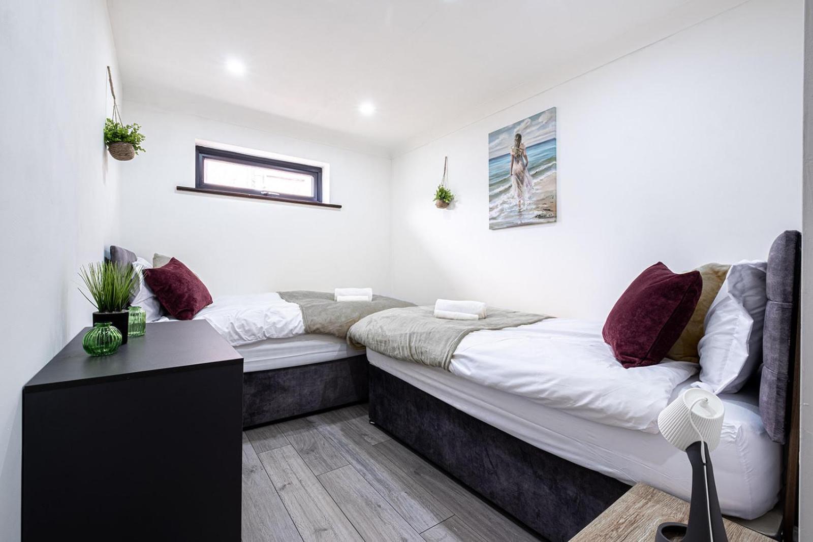 7 Guests - 4 Bedroom - Free Wi-Fi - Kettering Exteriör bild